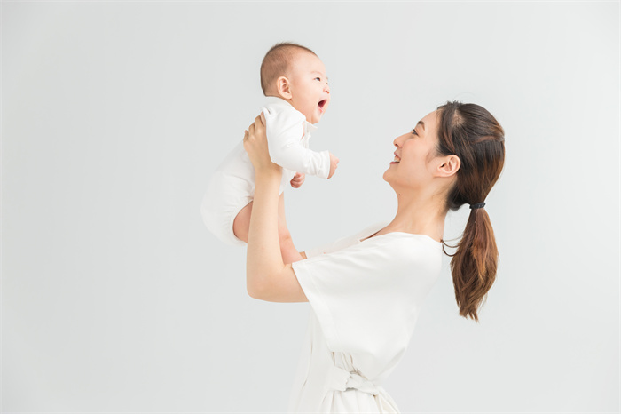1653190608845672.jpg 摄图网_500962191_母婴妈妈举起宝宝(企业商用).jpg