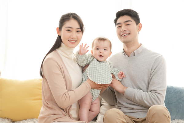 1657011750642755.jpg 摄图网_501577110_爸爸妈妈和婴儿一起玩闹(企业商用).jpg