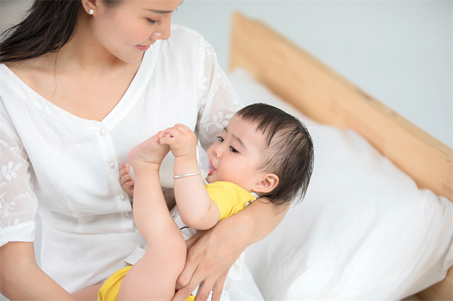 1658218689714668.jpg 摄图网_501330274_母婴妈妈给宝宝喂奶(企业商用).jpg