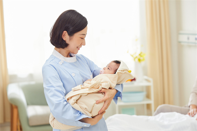 1660465977615368.jpg 摄图网_501694182_高档月子中心护工和婴儿互动(企业商用).jpg
