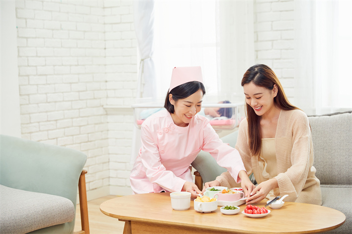 1661843476899785.jpg 摄图网_501692299_月子中心护工给产妇准备月子餐(企业商用) (1).jpg