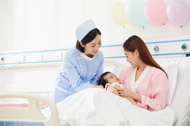 1667698164919447.jpg 摄图网_501694326_高档月子中心护工照顾婴儿和宝妈(企业商用).jpg